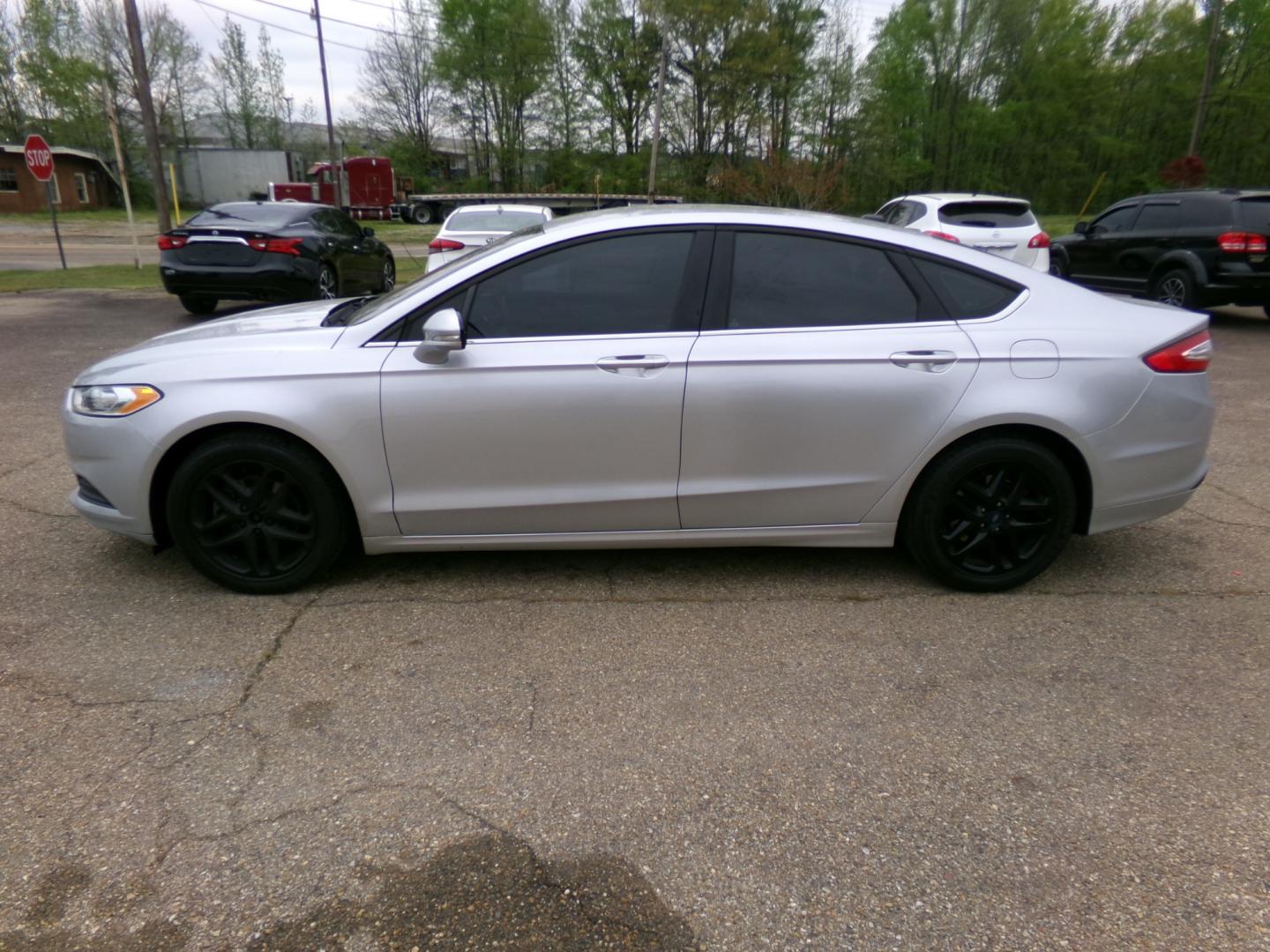 2016 Silver /Black Ford Fusion SE (3PA6P0H72GR) with an 2.5L engine, automatic transmission, located at 401 First NE, Bearden, AR, 71720, (870) 687-3414, 33.726528, -92.611519 - Photo#1